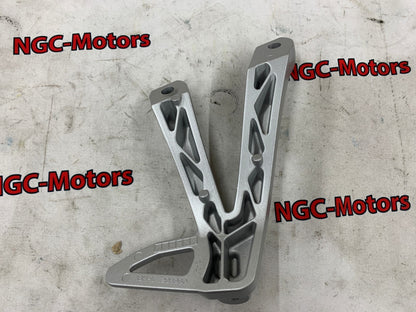 43821-18H00-000 Suzuki Bracket,pillion footrest,l 4382118H00000, New Genuine OEM