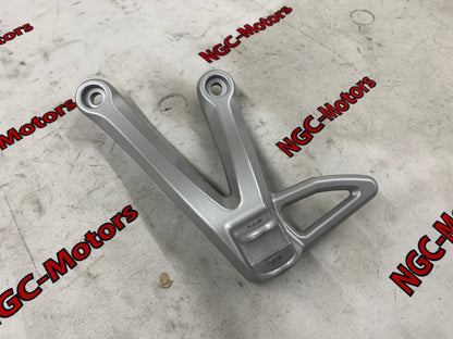 43821-18H00-000 Suzuki Bracket,pillion footrest,l 4382118H00000, New Genuine OEM