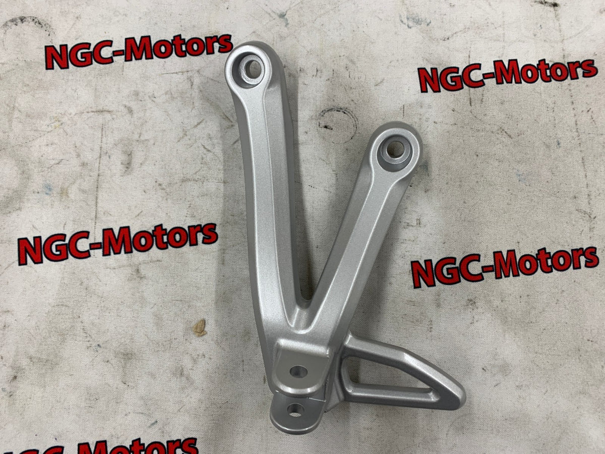 43821-18H00-000 Suzuki Bracket,pillion footrest,l 4382118H00000, New Genuine OEM