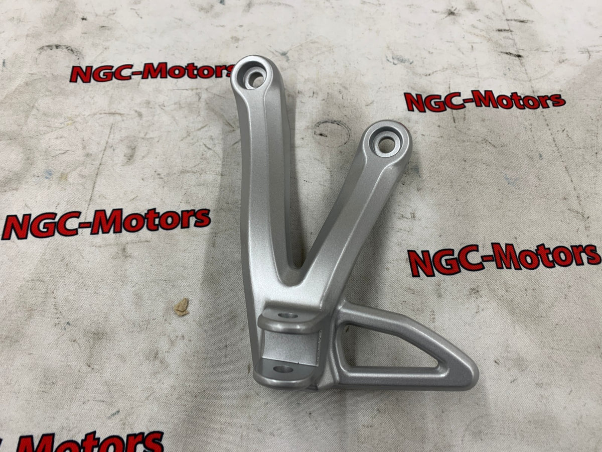 43821-18H00-000 Suzuki Bracket,pillion footrest,l 4382118H00000, New Genuine OEM