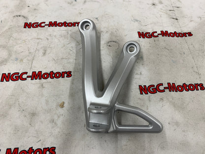 43821-18H00-000 Suzuki Bracket,pillion footrest,l 4382118H00000, New Genuine OEM