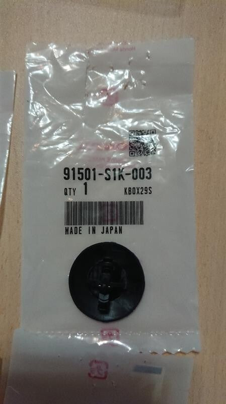OEM 2000-2009 Honda S2000 Insulator, Hood 74141-S2A-030 & 30 clips SET