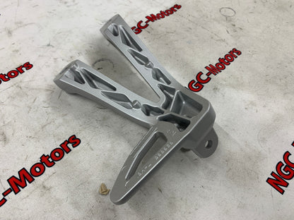 43821-18H00-000 Suzuki Bracket,pillion footrest,l 4382118H00000, New Genuine OEM
