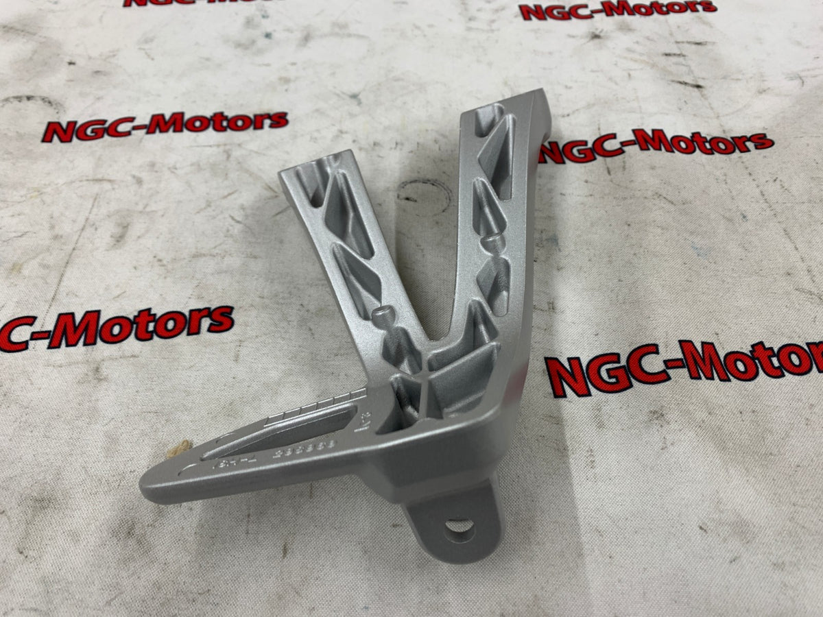 43821-18H00-000 Suzuki Bracket,pillion footrest,l 4382118H00000, New Genuine OEM