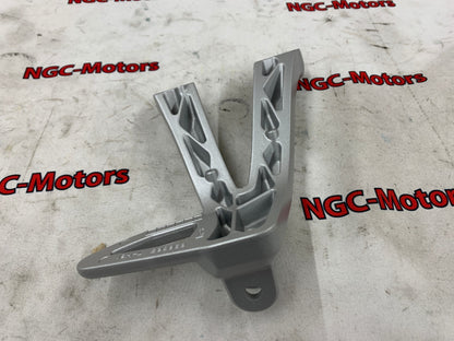 43821-18H00-000 Suzuki Bracket,pillion footrest,l 4382118H00000, New Genuine OEM