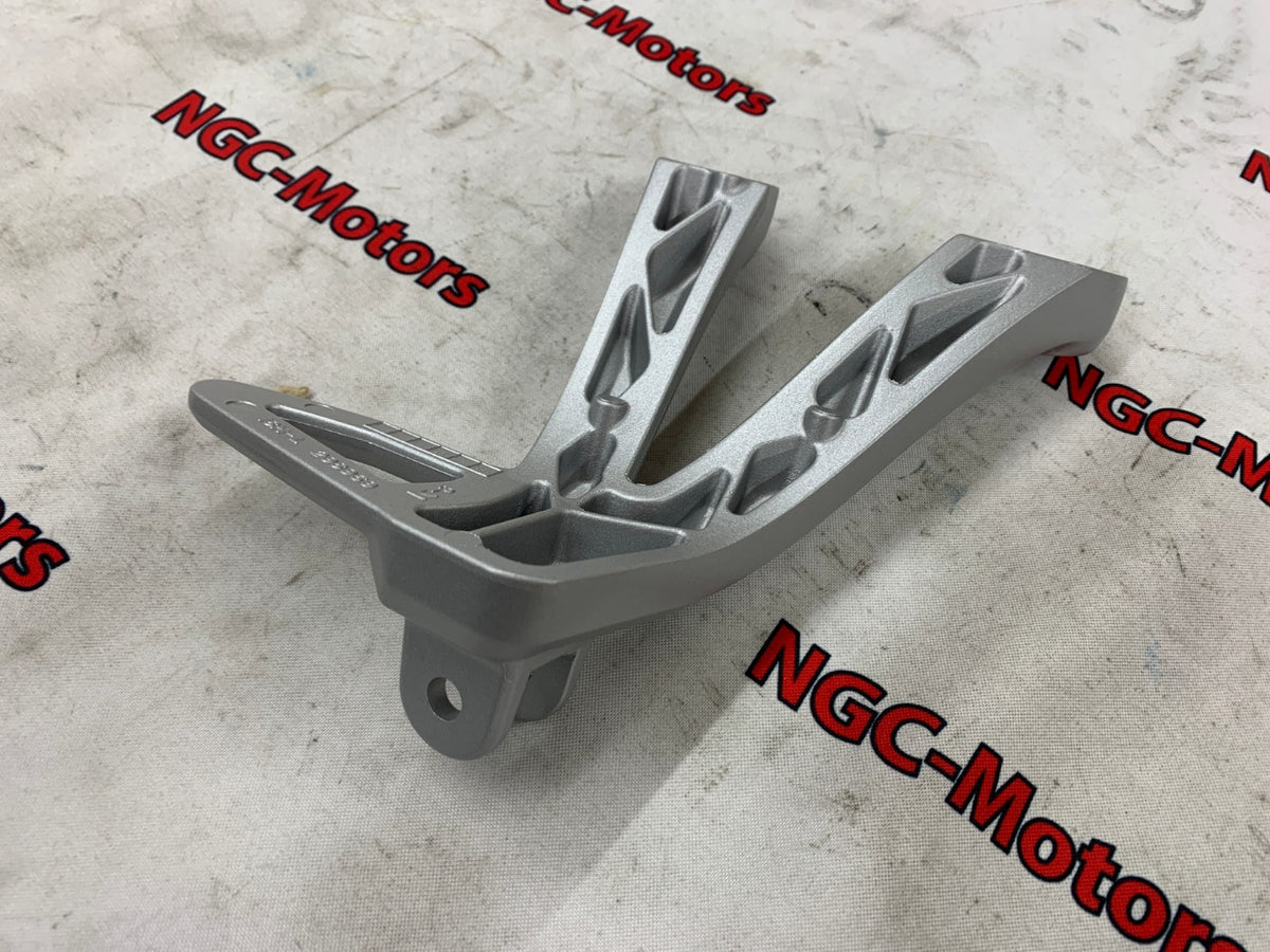 43821-18H00-000 Suzuki Bracket,pillion footrest,l 4382118H00000, New Genuine OEM